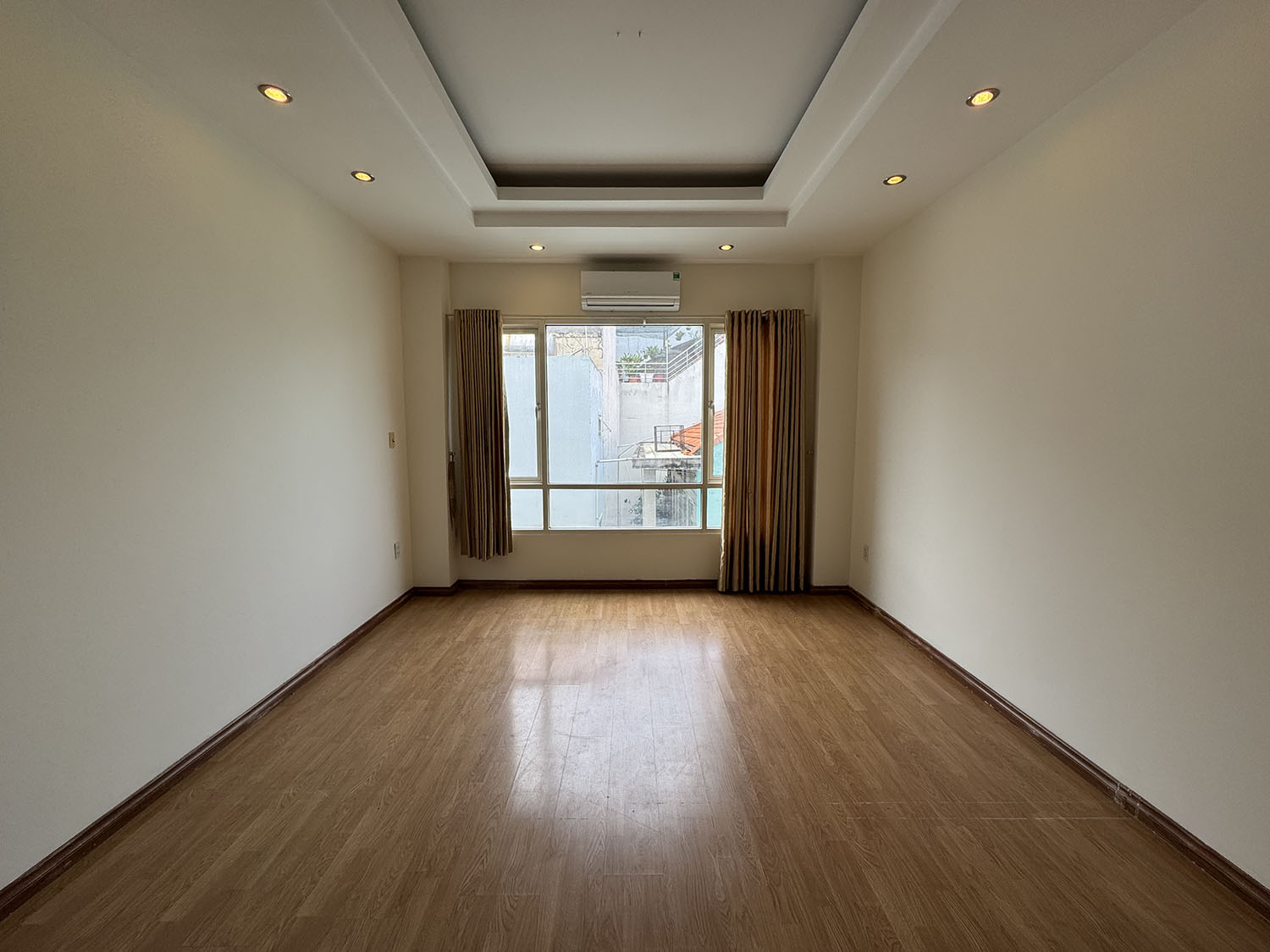 Nhà phố 3 lầu (DTKV: 4m x 15,5m=62m2) hẻm nhựa 8m khu kinh doanh sầm uất và người nước ở Lê Văn Sỹ